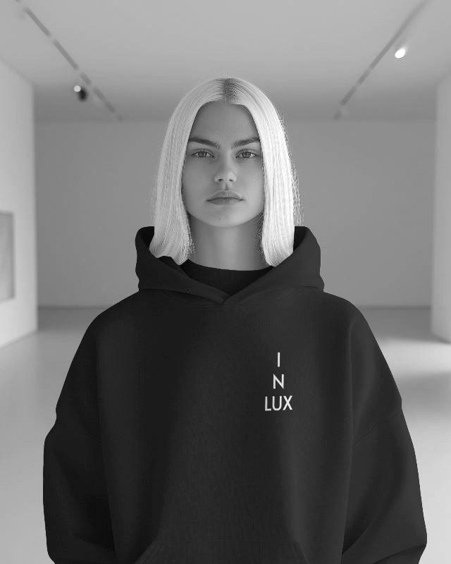 IN LUX • DAMEN HOODIE KLEID black
Bequeme Passform mit überschnittenen Schultern, das Damen Hoodie Kleid in der Farbe Schwarz sieht super cool aus. Mit Front - und Backprint IN LUX.
www.in-lux.de