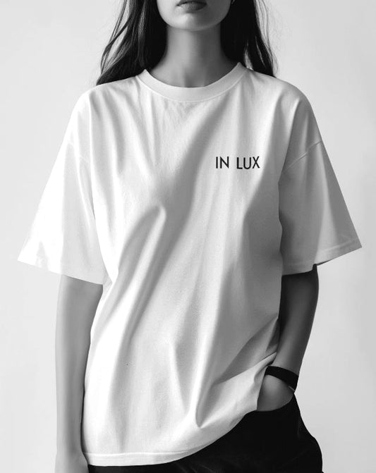 IN LUX • DAMEN PREMIUM OVERSIZE T-SHIRT LUMEN white
Stylisches Premium-Shirt für Damen mit edlem Print&nbsp;LUMEN ES MEUM • Lat.: Du bist mein Licht, im Oversized Schnitt, welches neue Qualitätsstandards setzt.
www.in-lux.de
