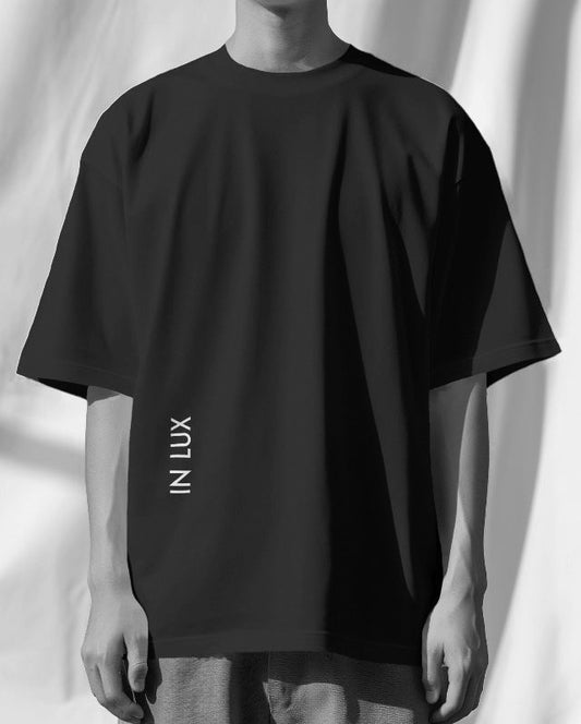 IN LUX • HERREN OVERSIZED SHIRT LUMEN 2
Stylisches Oversized Premium T-Shirt für Herren, mit tollem Print LUMEN ES MEUM • Lat.: Du bist mein Licht.
www.in-lux.de
