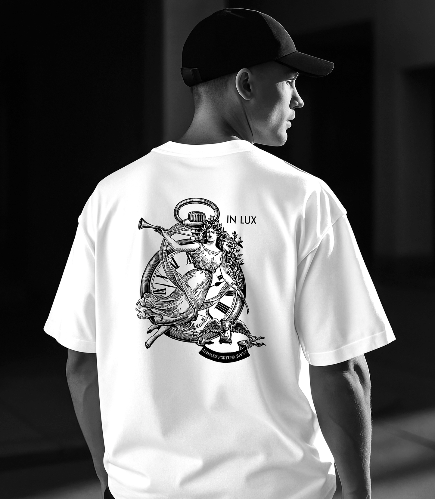 IN LUX • HERREN STREETSTYLE T-SHIRT TIME
Stylisches Herren Streetstyle T-Shirt TIME im trendigen oversized Cut mit coolem Vintage- und Logoprint.
www.in-lux.de