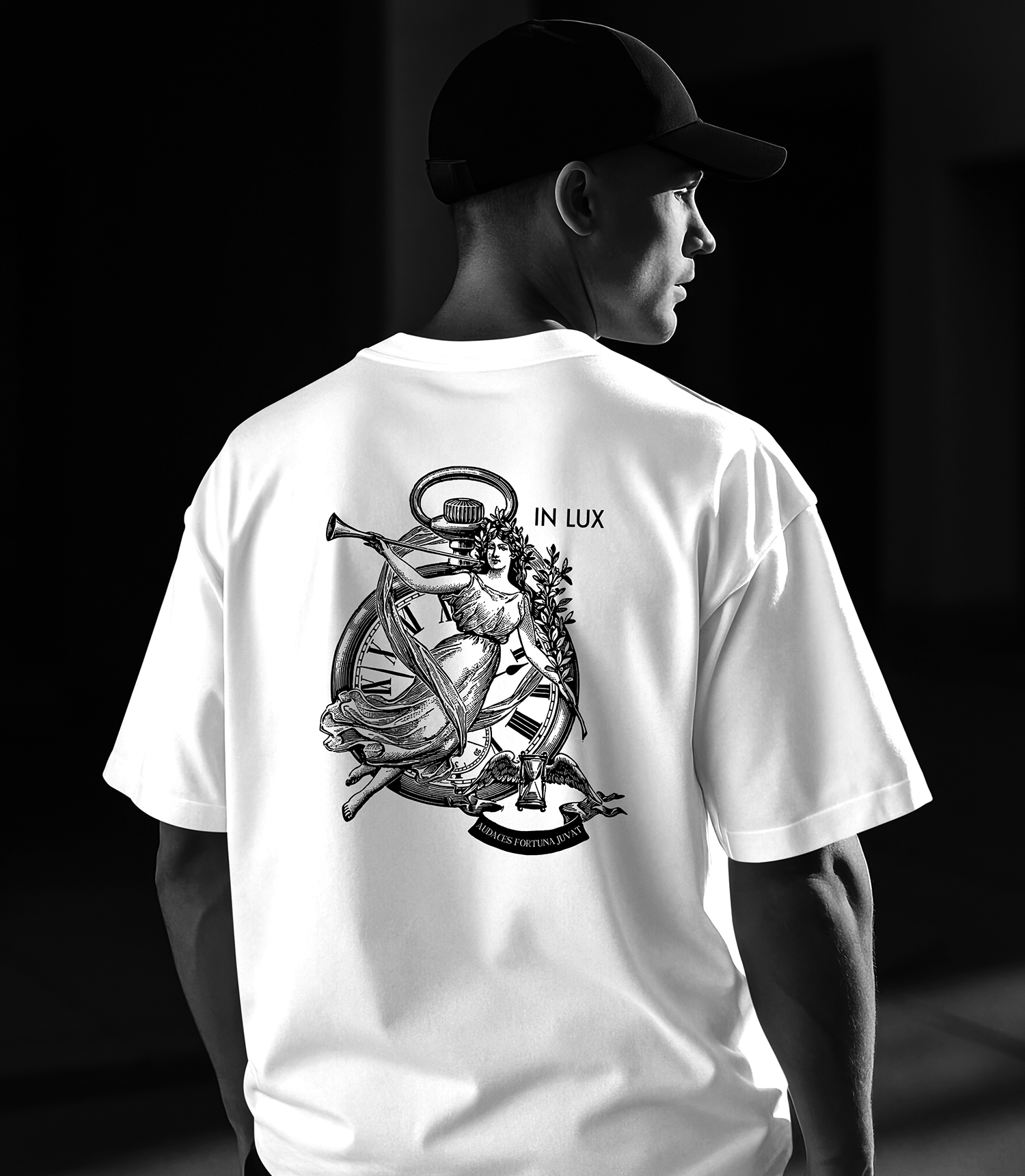 IN LUX • HERREN STREETSTYLE T-SHIRT TIME
Stylisches Herren Streetstyle T-Shirt TIME im trendigen oversized Cut mit coolem Vintage- und Logoprint.
www.in-lux.de