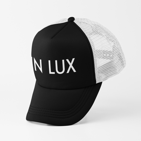 IN LUX • RETRO BASEBALL CAP MÜTZE
Coole Basecap in der Farbe Schwarz mit Frontprint&nbsp;IN LUX. Die strukturierte Cap besticht durch hochwertige Mesh-Einsätze und stabiles Buckram. Sie verfügt über einen passenden Kunststoff-Snapback-Verschluss und einen passenden Unterschirm.
www.in-lux.de